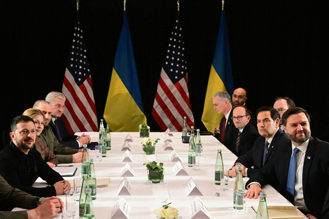 Zelenski (izq.) yVance (der.) en la reunión de Munich.