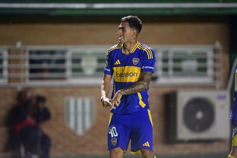 El juvenil Di Lollo celebra su primer gol y la victoria xeneize