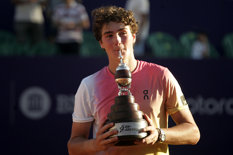 Joao Fonseca, con el trofeo del Argentina Open.