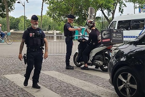 La policía hiere gravemente a un joven  armado con dos sables en las afueras de París 