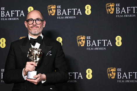 Edward Berger, director de Cónclave, con el premio a la mejor película.