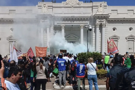 El 12 de septiembre pasado se aprobó la reforma previsional con protestas frente a la Legislatura.  (Fuente: Imagen web)