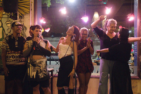 Un festejoentre luces enredadas con corazones rosas y blancos. (Fuente: Gentileza)