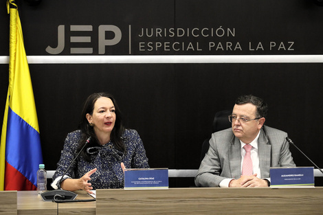 Los magistrados Catalina Díaz y Alejandro Ramelli de la JEP anuncian las imputaciones.