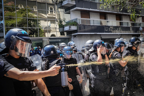 Gases, palos y mordaza para los trabajadores estatales 