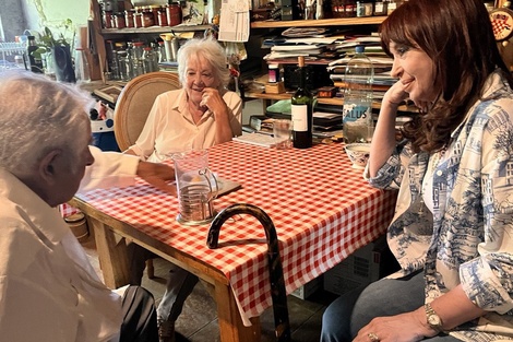 Pepe, Lucía y Cristina, una charla de militantes.