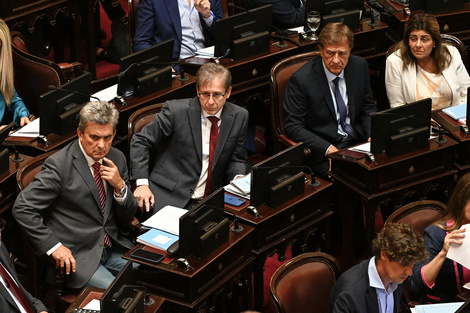 Los senadores radicales Victor Zimmermann, Eduardo Vischi y Rodolfo Suárez.