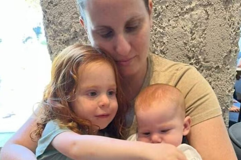 Shiri Bibas con sus hijos.