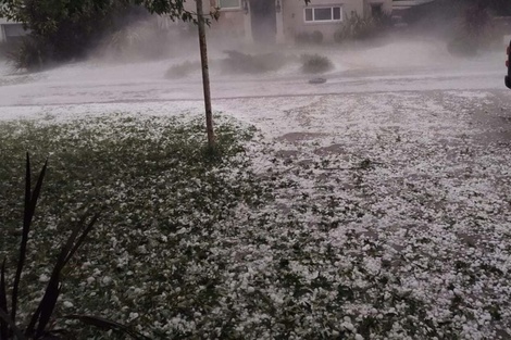 Una imagen de la tormenta de granizo que sacudió Mar del Plata. 