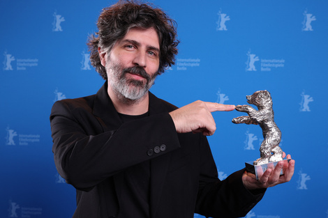 El director Iván Fund con el Oso de Plata de la Berlinale. 