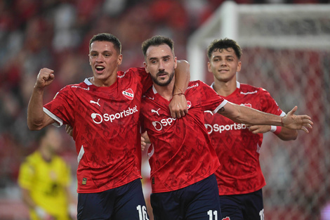 Hidalgo abraza a Mancuello, autor del segundo gol 