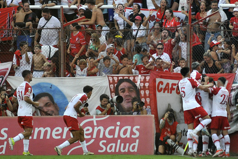 Los jugadores de Huracán festejan el primer gol