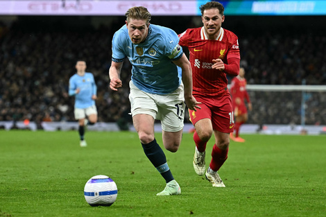 Mac Allister persigue a De Bruyne; ganó Liverpool