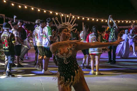 La fiesta en el polideportivo Deliot, en distrito Oeste, congregó a familias para ver a las comparsas. 