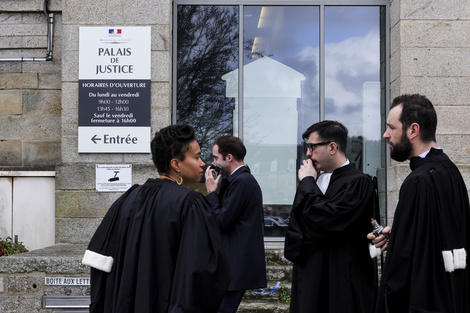 Los abogados se toman un descanso durante la primera jornada del juicio de Joel Le Scouarnec en Vannes, Francia