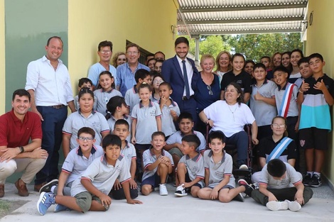 Pullaro y Goity iniciaron el año lectivo en la Escuela Nº 6132 de Colonia Angeloni, en el departamento San Justo. 