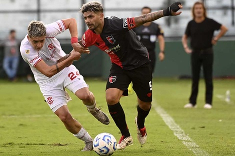 Con sólo tres volantes en el mediocampo, Banega no tenía con quién jugar. 