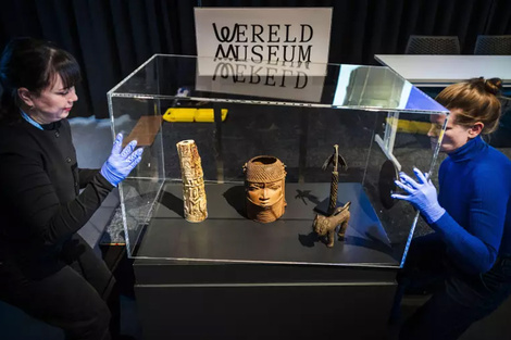 Una vitrina con algunos de los Bronces de Benín que están siendo devueltos a Nigeria después de que las tropas británicas los robaran a fines del siglo XIX. Ceremonia de entrega en el Wereldmuseum (Museo Mundial) en Leiden, Paises Bajos. Imagen: Freek van den Bergh.