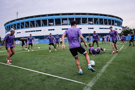 Última práctica de Racing en Avellaneda, con el Cilindro de fondo