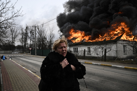 Una mujer lamenta la destrucción de su casa en la ciudad de Irpin, cerca de Kiev