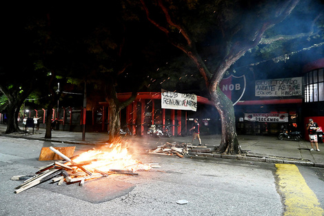 Desde el martes a la noche, grupos de socios tomaron las instalaciones del Coloso del Parque. 