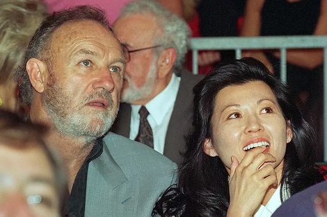 Gene Hackman junto a su esposa Betsy Arakawa. (AP Foto, Archivo)