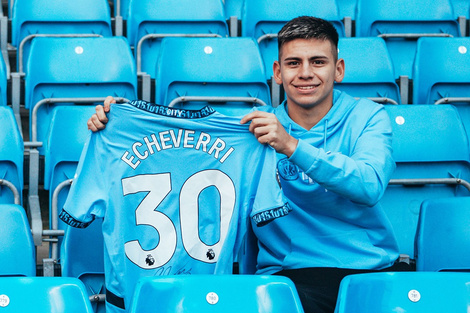 Echeverri muestra su nueva camiseta 