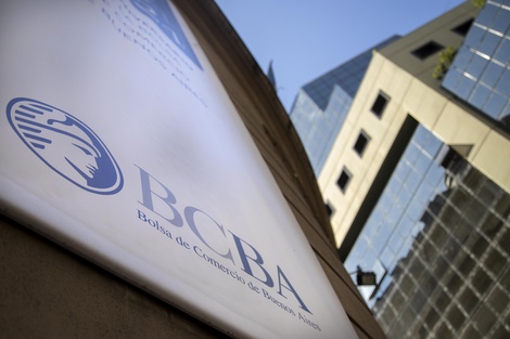 El panel líder de BYMA se desplomó 3,6 por ciento, acumulando en febrero un retroceso del 16 por ciento en dólares. (Fuente: NA)