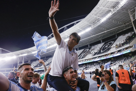 Costas en andas de Maxi Salas durante los festejos en Río de Janeiro