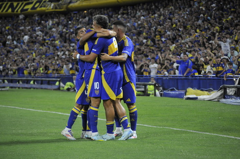 Los jugadores comparten el festejo del gol de Giménez