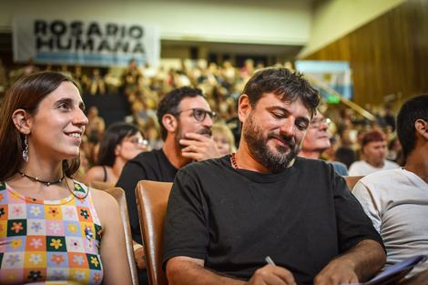 González, de 28 años, junto a Grabois.