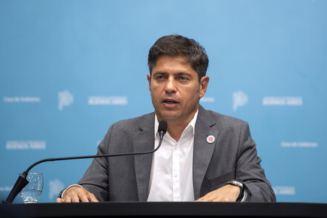 El gobernador Kicillof durante su conferencia en Salón Dorado de La Plata.