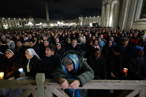 Files rezando por el Papa en la Plaza San Pedro del Vaticano.