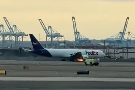 Un avión de carga con fuego en la turbina. 