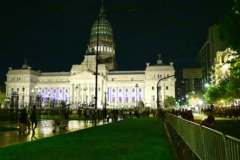 Más polícias que militantes en la plaza del Congreso. 