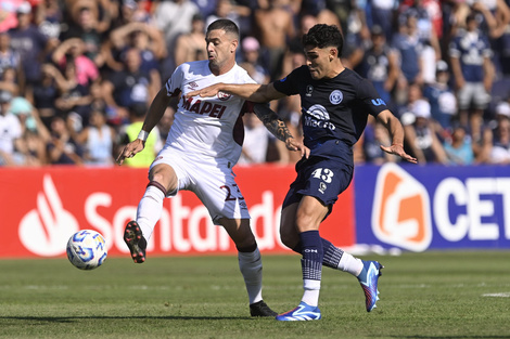 Ramiro Carrera lucha con Fabrizio Sartori.