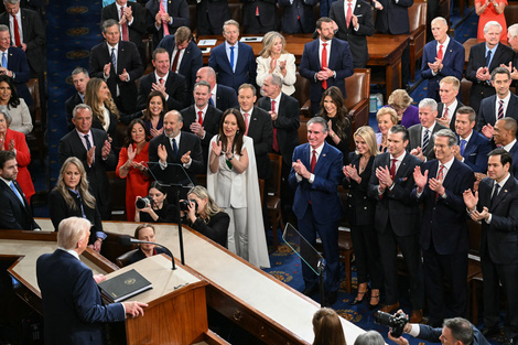 Trump se dirige a su bancada durante su discurso en el Congreso.