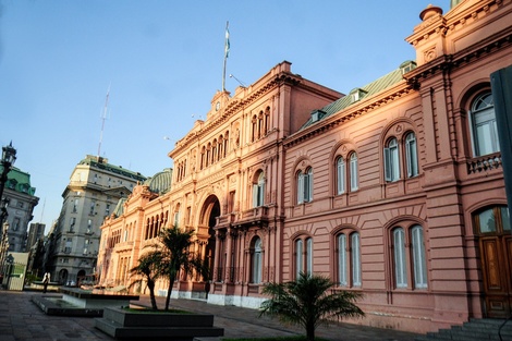 Balcarce 50 se quedó sin luz al mediodía. 