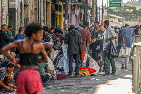 Habitantes de Cracolândia después de que la alcaldía y el gobierno de São Paulo instalaran vallas y delimitaran el espacio para los usuarios de drogas. Imagen: Paulo Pinto/Agencia Brasil