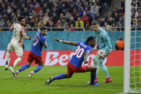 Tagliafico cabecea y palpita su gol