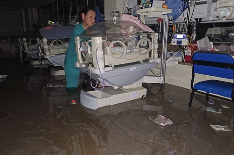 Así evacuaron el Hospital Penna de Bahía Blanca, colapsado por las inundaciones y el temporal