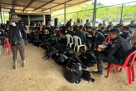 Policías reciben un plato de comida después de ser secuestrados por disidentes de las FARC