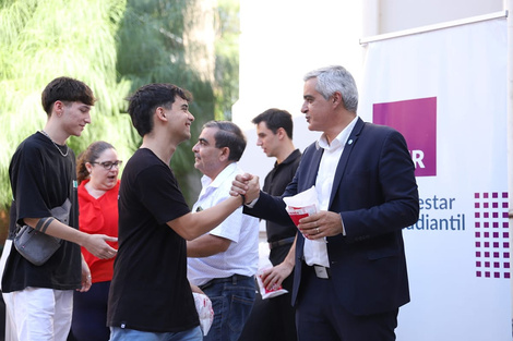 El rector Bartolacci junto a jóvenes ingresantes a la UNR.