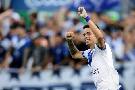 Valentín Gómez, con los tapones de punta contra Vélez y Foster Gillett