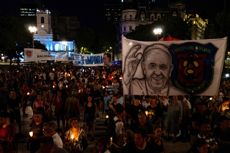 Marcha de velas frente a la Catedral por la salud Papa.