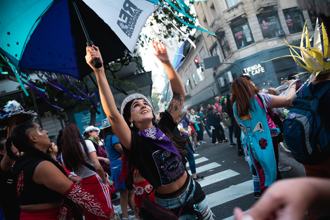 La Marcha Transfeminista, Antifascista y Antiracista del 8M juntó a artistas, estudiantes, niñas, jubiladas y todo tipo de colectivos  