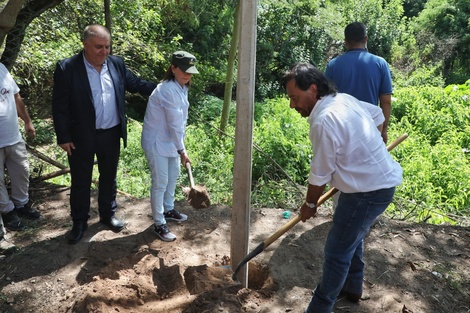 Patricia Bullrich y el gobernador Sáenz, agarrando la pala para la foto.