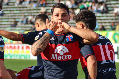 El delantero Russo celebra el primero del Matador