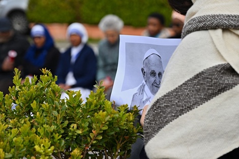 Jorge Bergoglio fue ingresado el 14 de febrero en el hospital Gemelli de Roma por una bronquitis, que derivó en una neumonía bilateral. Desde entonces, sufrió varias recaídas  