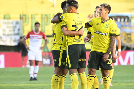 Delgado abraza a Togni, autor del gol de la agónica victoria del Halcón